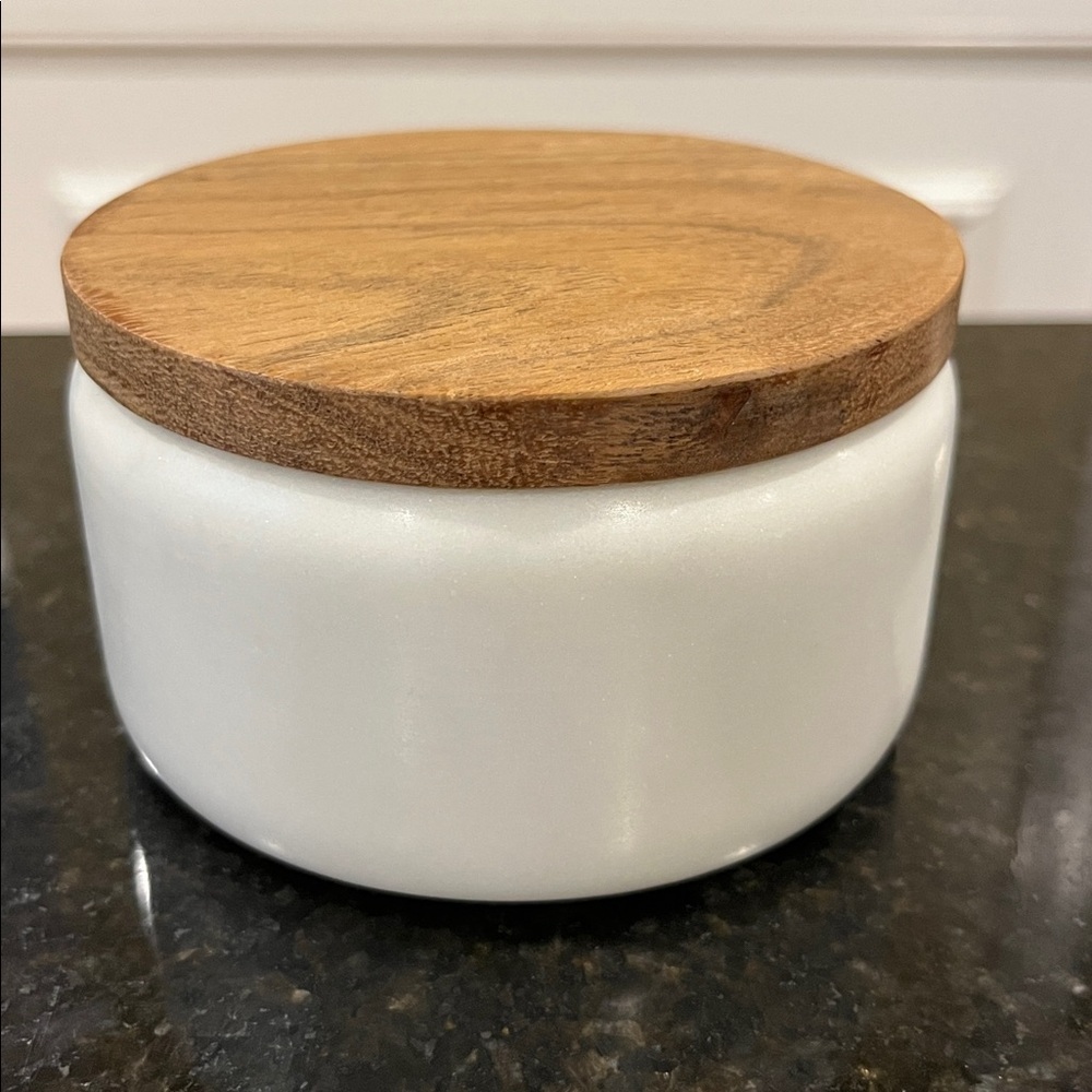 Cork & Mill White Marble Salt Cellar with Acacia Wood Lid and Spoon - Picture 8 of 14